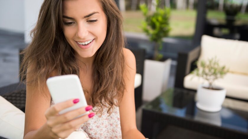 Checking new text message on the smartphone