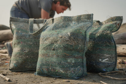 découvrez les cabas en filet de pêche recyclé, une solution écologique et tendance pour lutter contre la pollution plastique tout en adoptant un mode de vie durable.