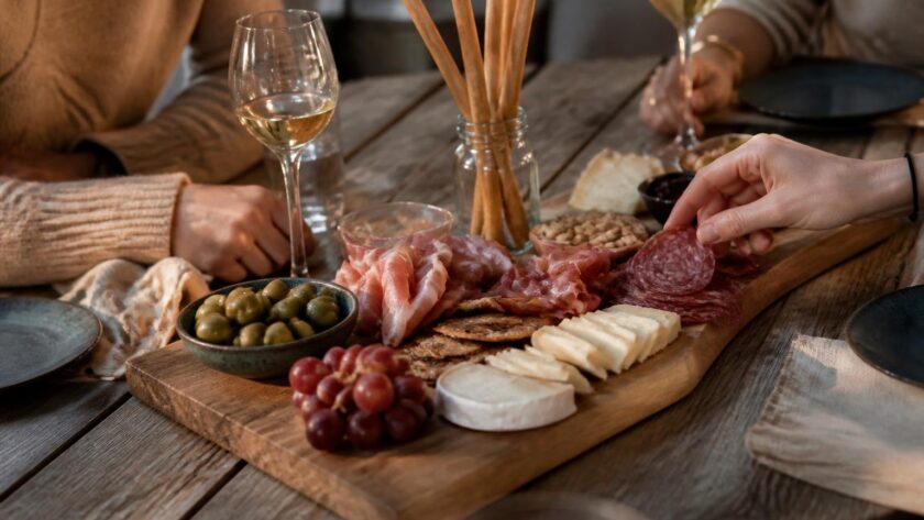 découvrez comment créer une ambiance festive unique grâce à une planche apéritive sur mesure, idéale pour vos soirées entre amis et événements spéciaux.