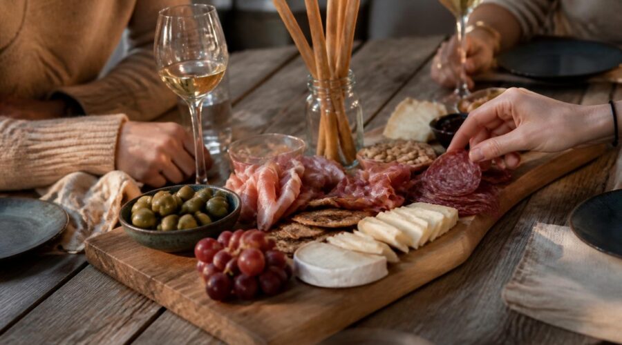 découvrez comment créer une ambiance festive unique grâce à une planche apéritive sur mesure, idéale pour vos soirées entre amis et événements spéciaux.
